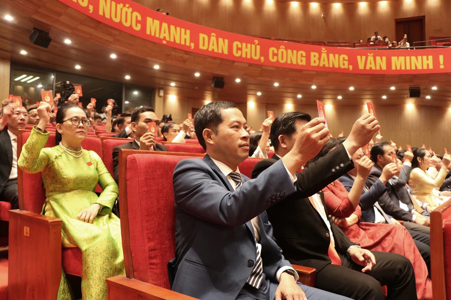 Không thể bẻ cong, xuyên tạc sự thật về công tác cán bộ của Đảng