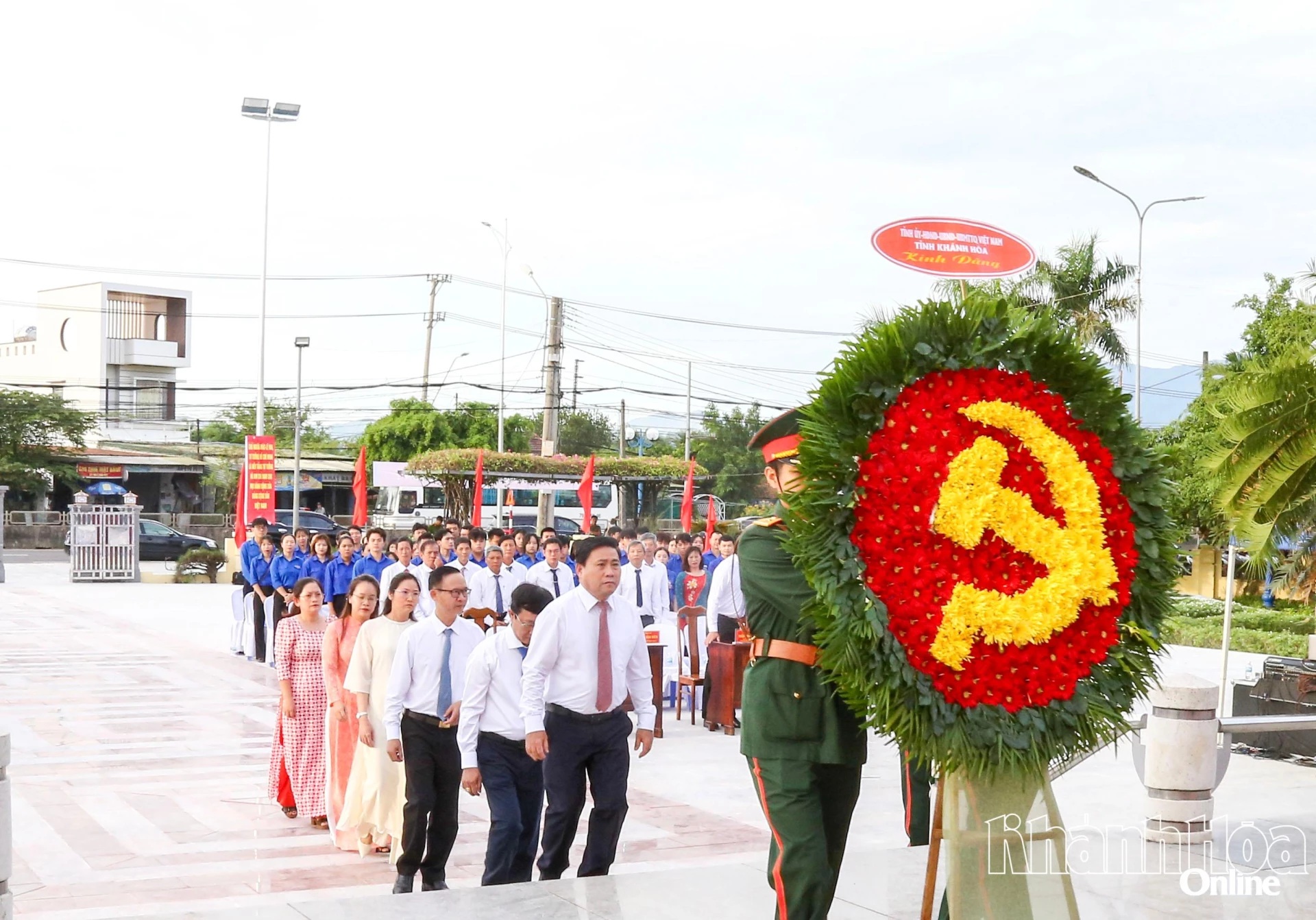 Dâng hoa kỷ niệm 96 năm Ngày truyền thống đấu tranh cách mạng của Đảng bộ và Nhân dân tỉnh Khánh Hòa
