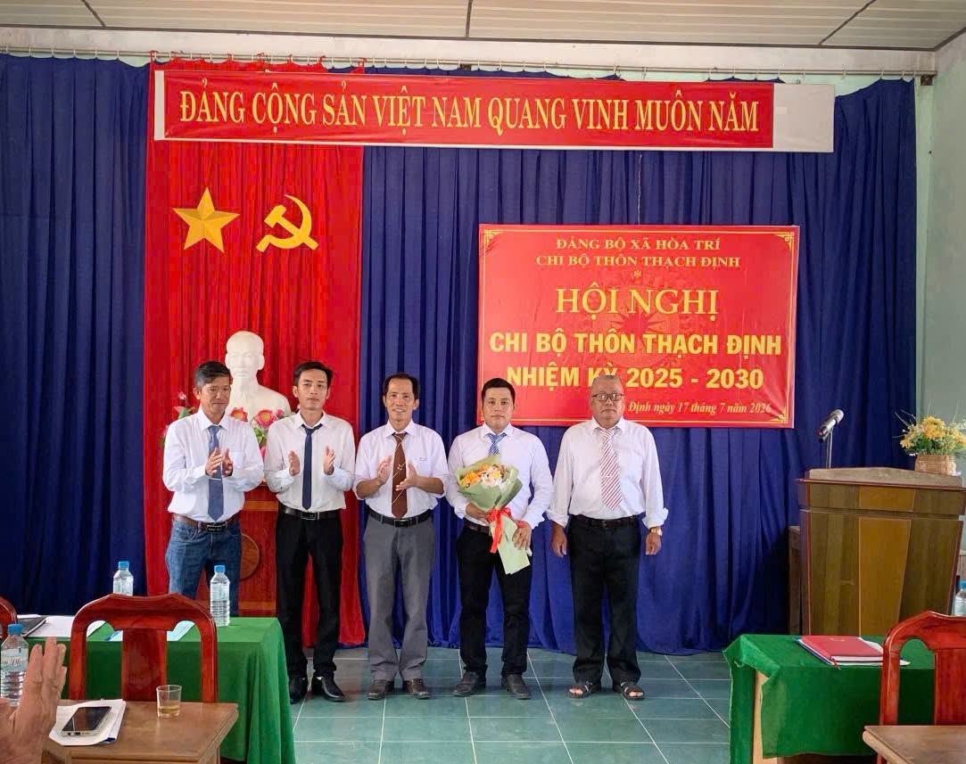 Chi bộ thôn Thạch Định tổ chức Hội nghị công bố các Quyết định về công tác cán bộ