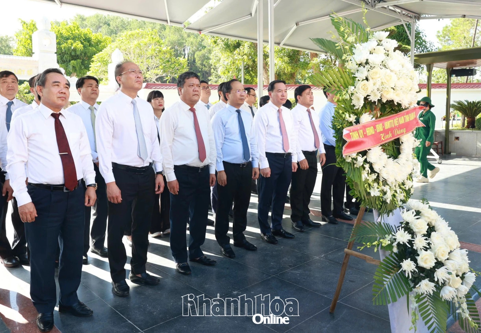 Bí thư Tỉnh ủy Trần Phong và đoàn công tác tỉnh Khánh Hòa dâng hương tại Khu di tích Ngã ba Đồng Lộc