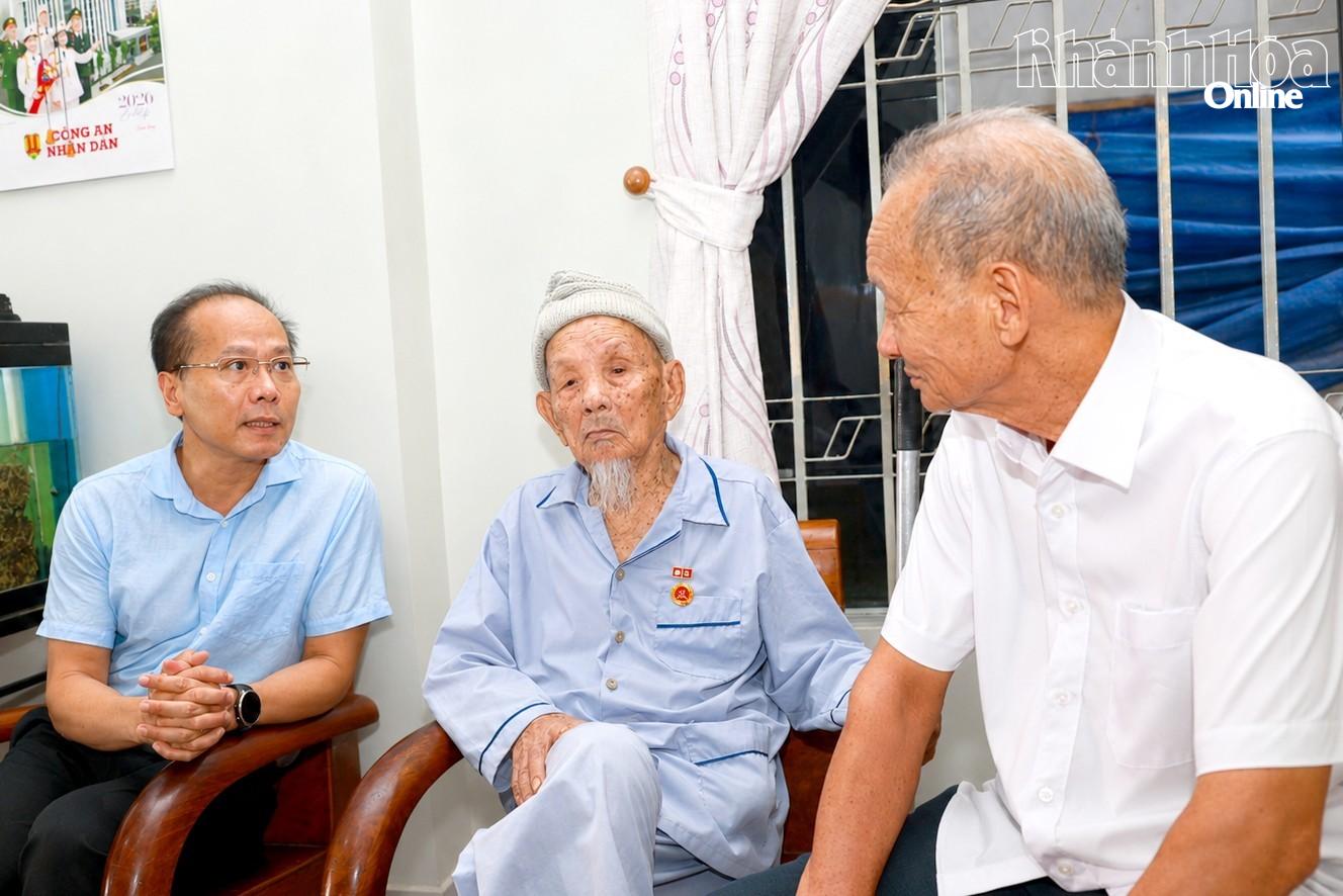 Chủ tịch Ủy ban MTTQ Việt Nam tỉnh Nguyễn Khắc Hà thăm, tặng quà tri ân các gia đình có công với cách mạng 