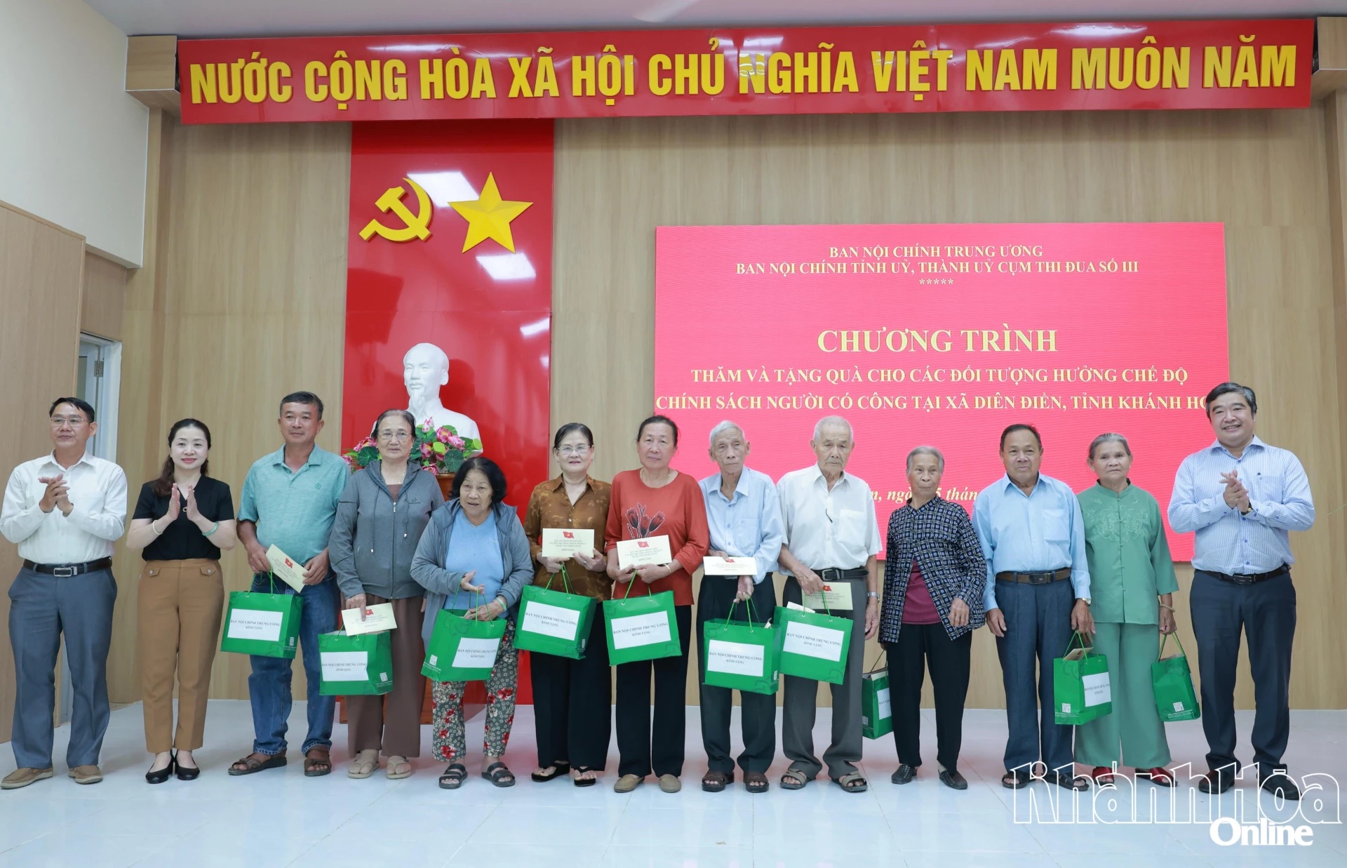 Đoàn công tác Ban Nội chính Trung ương thăm, tặng quà gia đình người có công với cách mạng ở xã Diên Điền