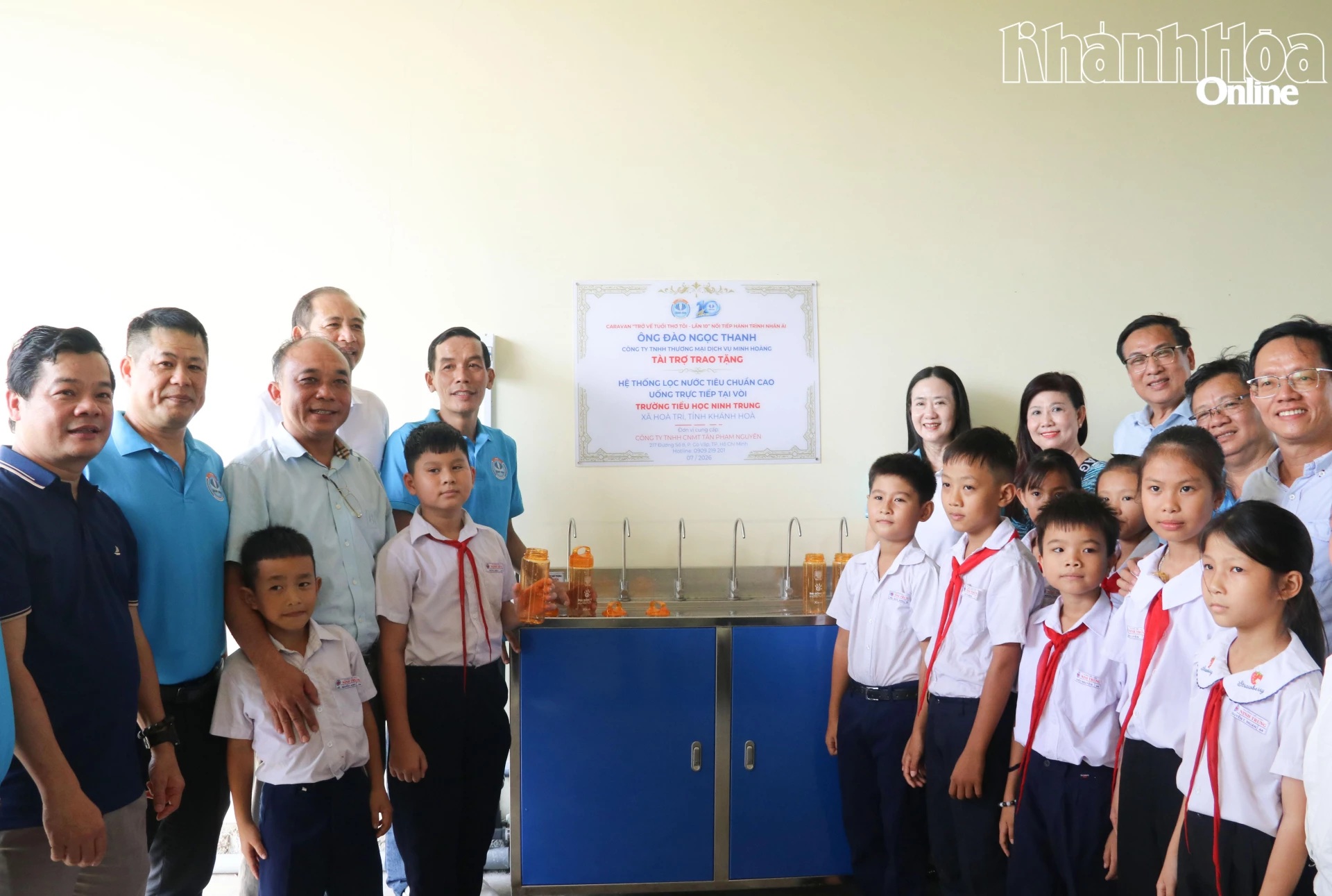 Tặng hệ thống lọc nước cho trường học và 300 suất quà cho học sinh xã Hòa Trí
