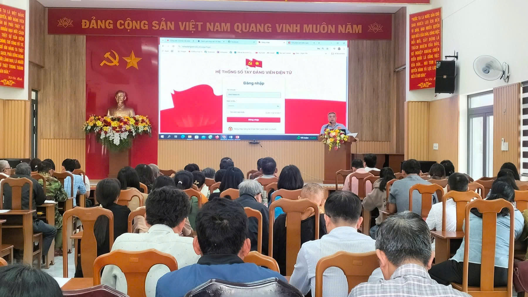 Hội nghị tập huấn sử dụng ứng dụng "Sổ tay đảng viên điện tử"