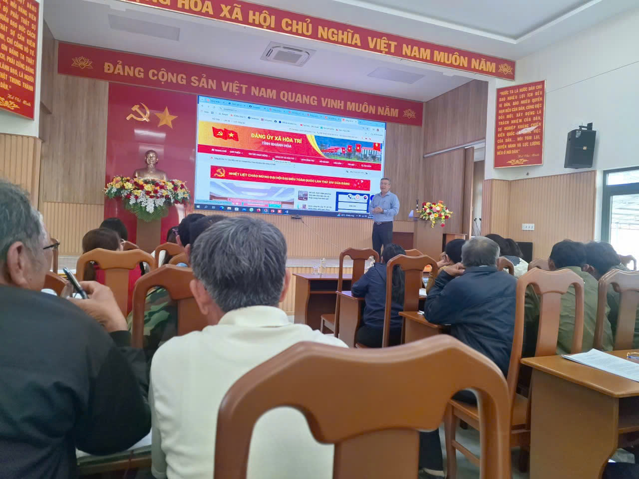 Hội nghị tập huấn sử dụng ứng dụng "Sổ tay đảng viên điện tử"