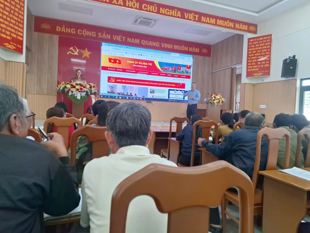 Hội nghị tập huấn sử dụng ứng dụng "Sổ tay đảng viên điện tử"