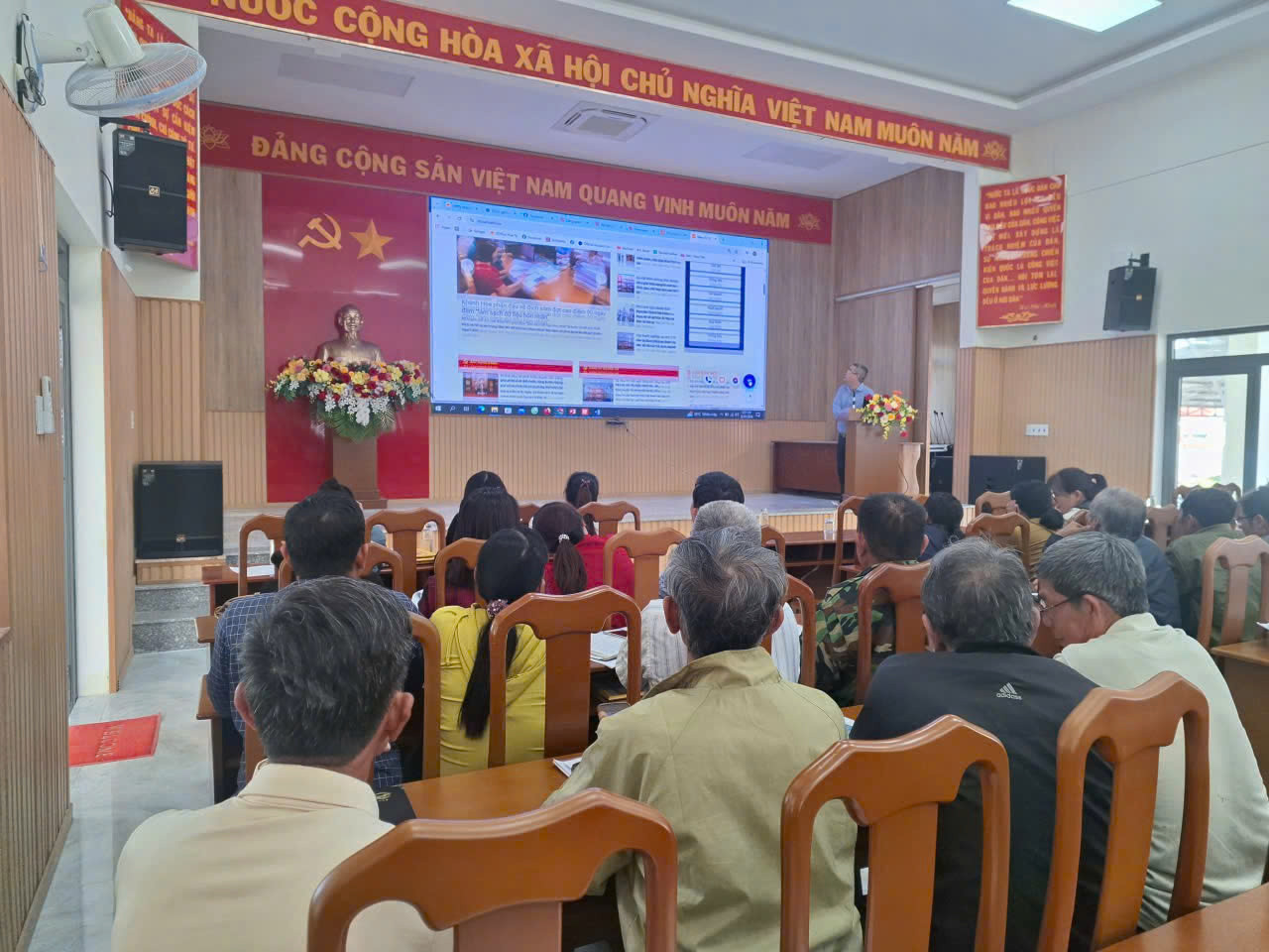 Hội nghị tập huấn sử dụng ứng dụng "Sổ tay đảng viên điện tử"