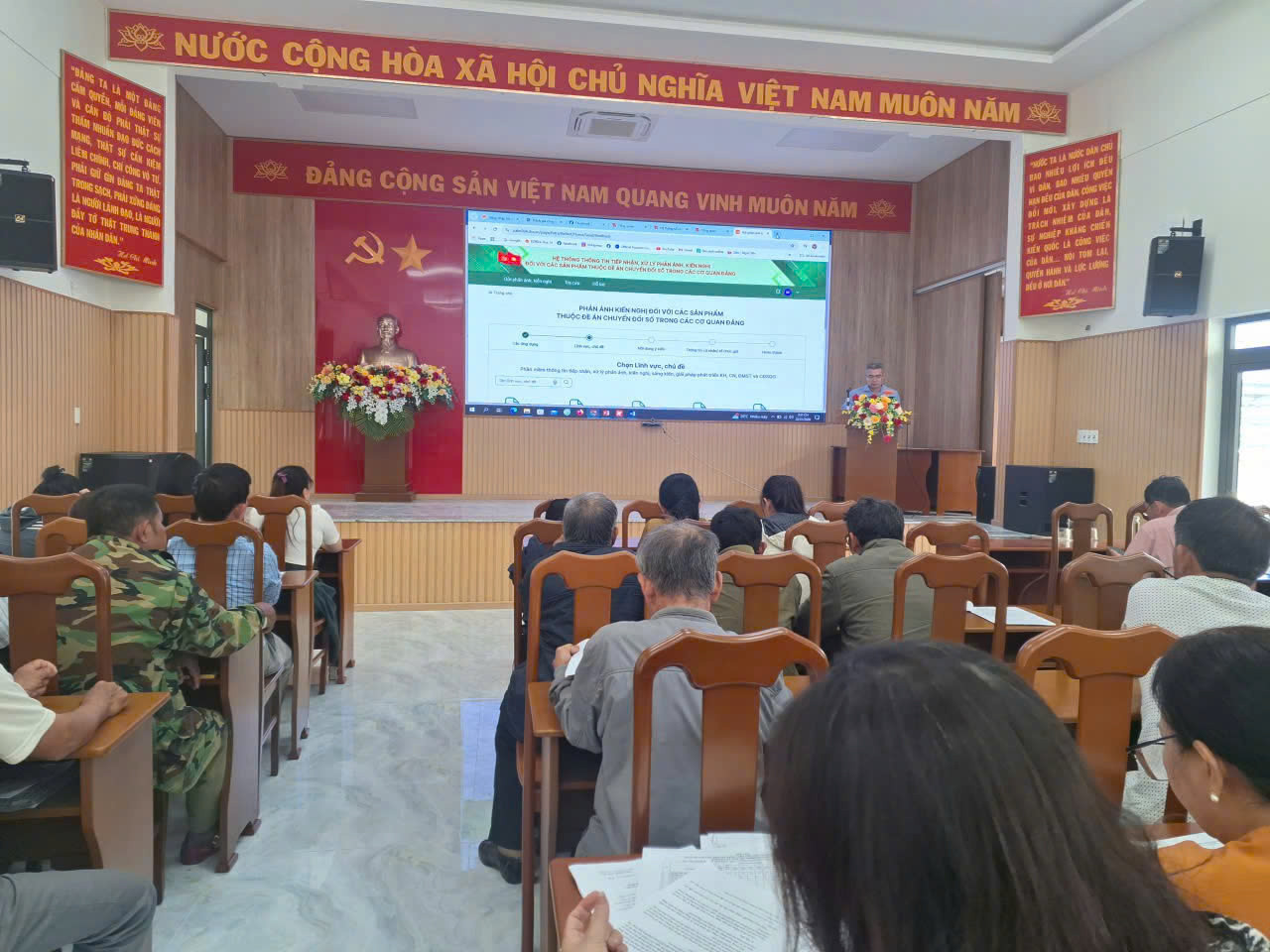 Hội nghị tập huấn sử dụng ứng dụng "Sổ tay đảng viên điện tử"
