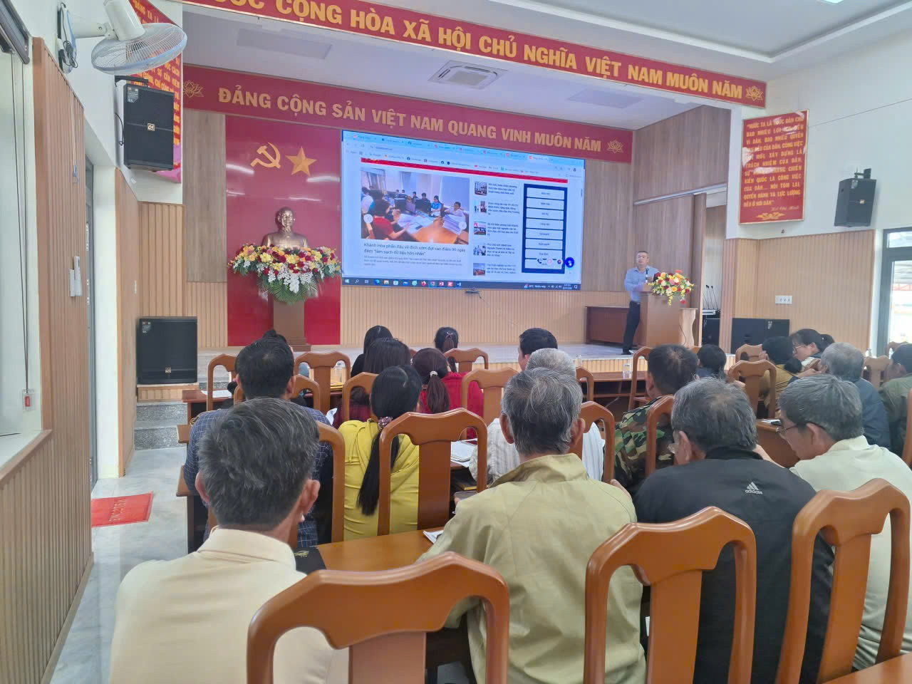 Hội nghị tập huấn sử dụng ứng dụng "Sổ tay đảng viên điện tử"