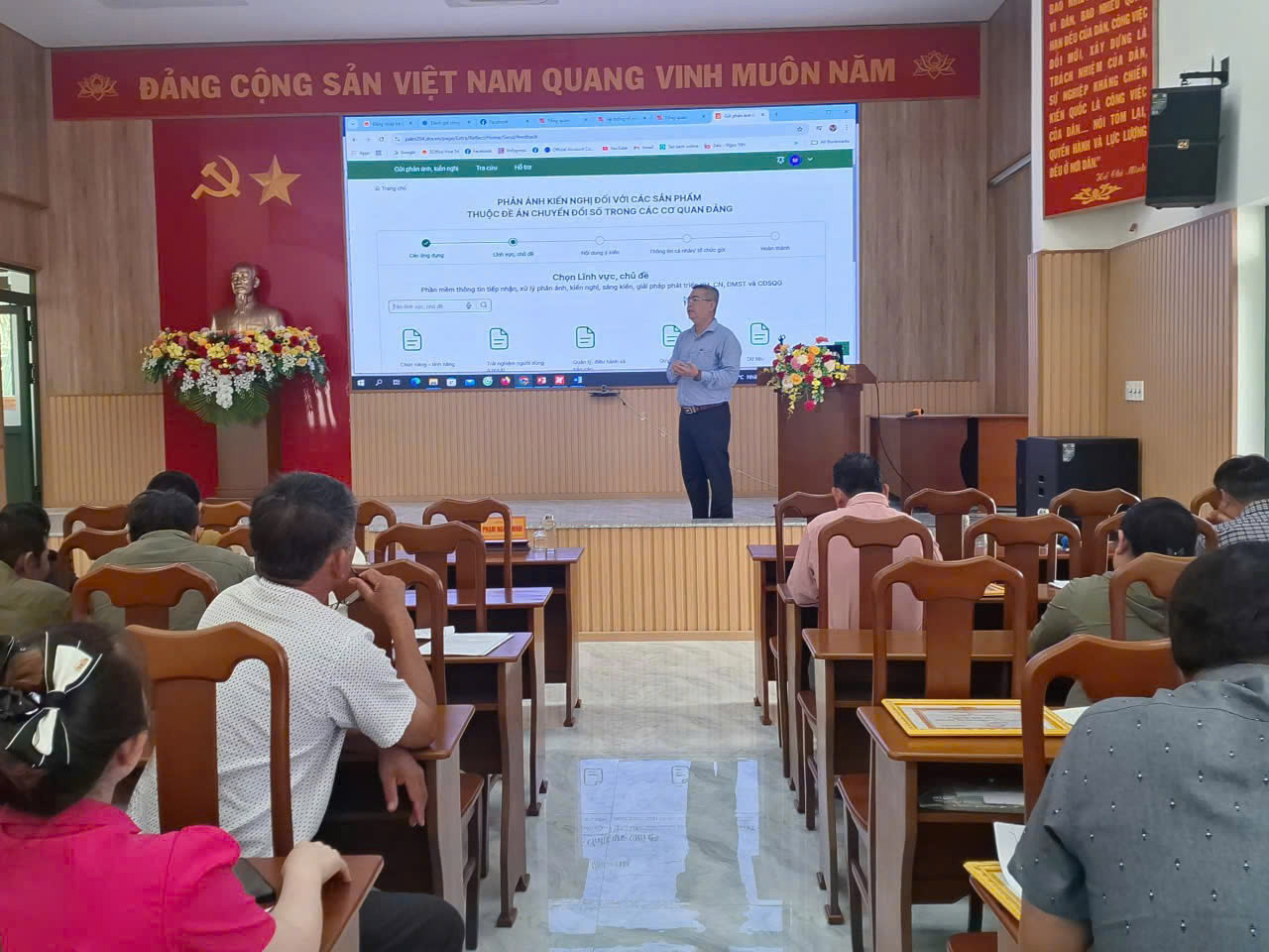 Hội nghị tập huấn sử dụng ứng dụng "Sổ tay đảng viên điện tử"