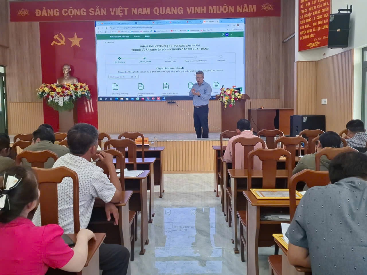 Hội nghị tập huấn sử dụng ứng dụng "Sổ tay đảng viên điện tử"