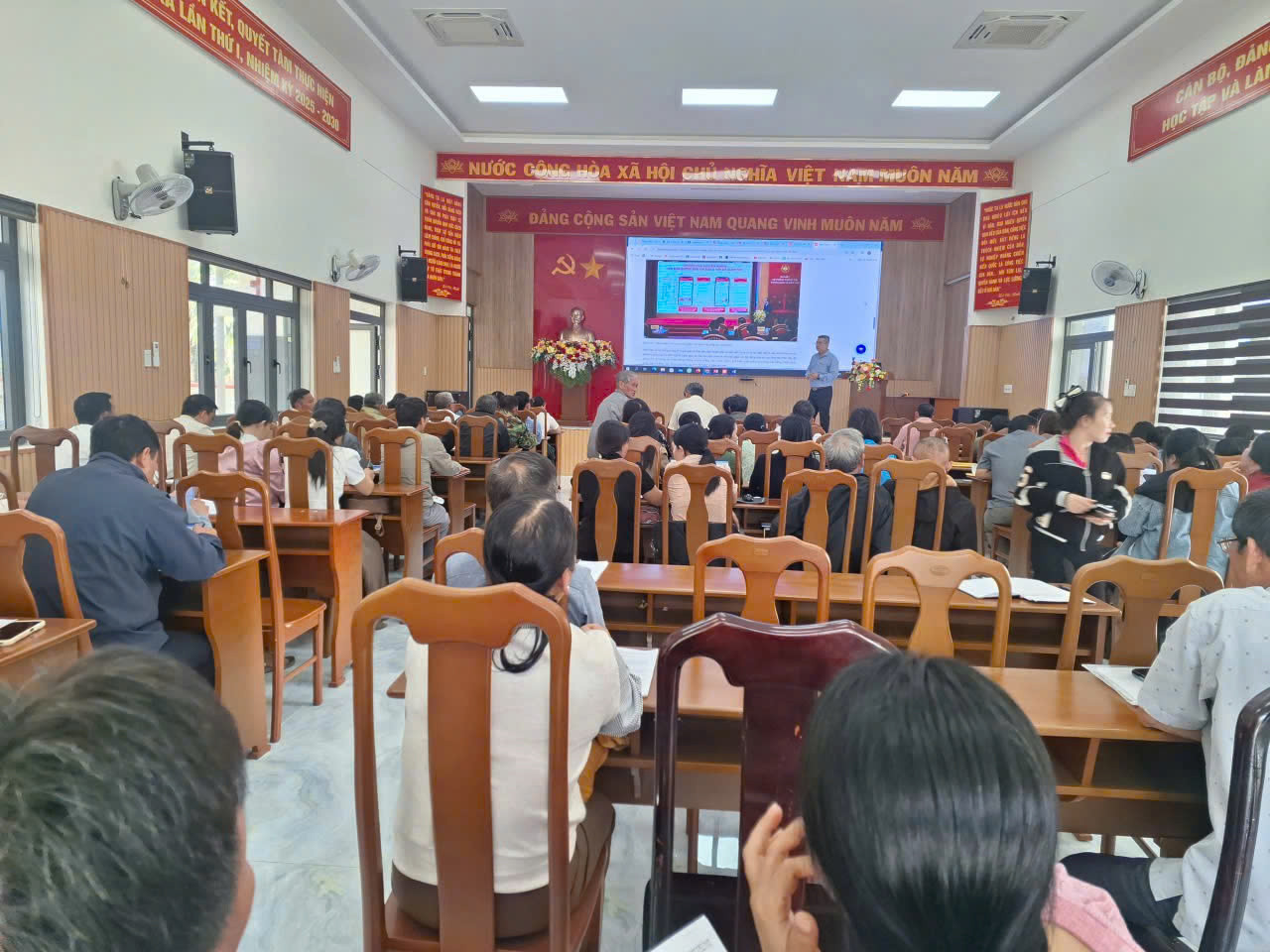 Hội nghị tập huấn sử dụng ứng dụng "Sổ tay đảng viên điện tử"