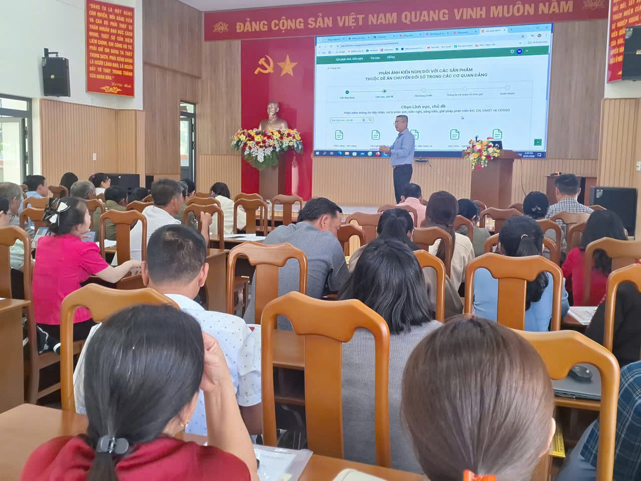 Hội nghị tập huấn sử dụng ứng dụng "Sổ tay đảng viên điện tử"