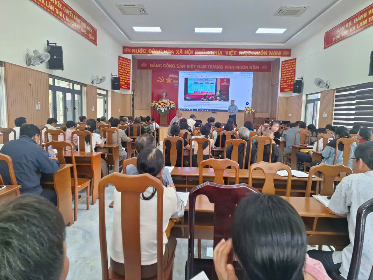 Hội nghị tập huấn sử dụng ứng dụng "Sổ tay đảng viên điện tử"