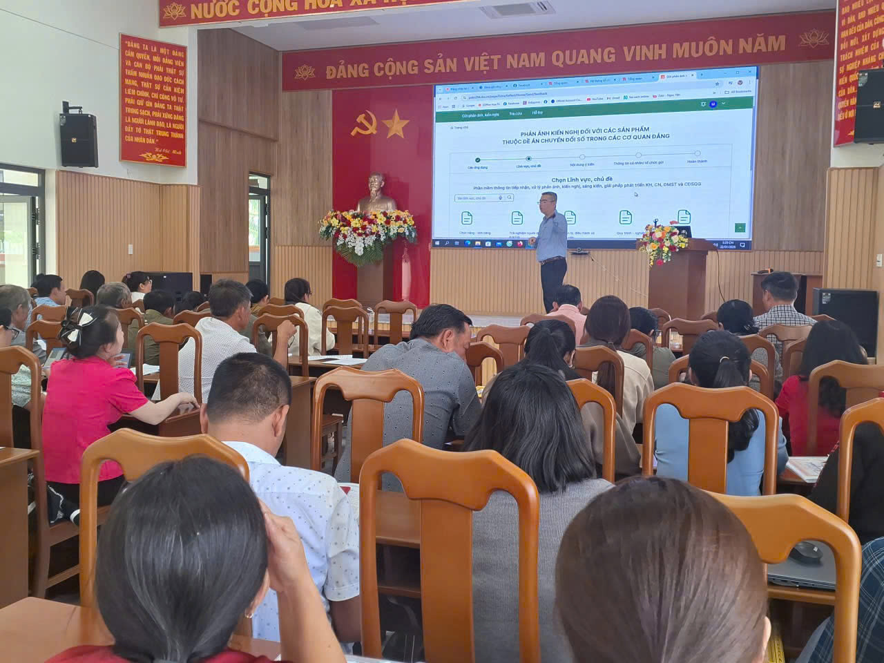 Hội nghị tập huấn sử dụng ứng dụng "Sổ tay đảng viên điện tử"