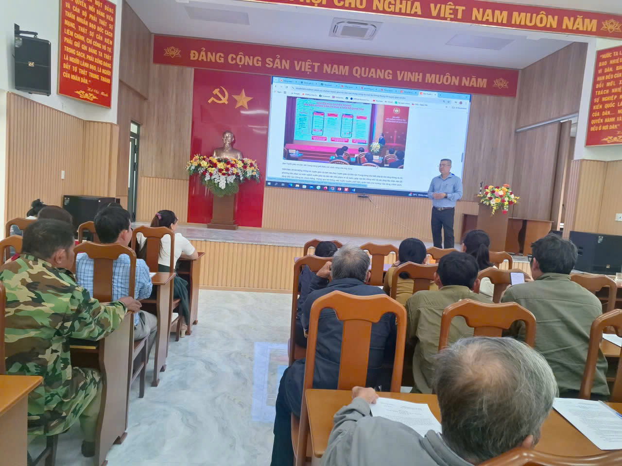 Hội nghị tập huấn sử dụng ứng dụng "Sổ tay đảng viên điện tử"