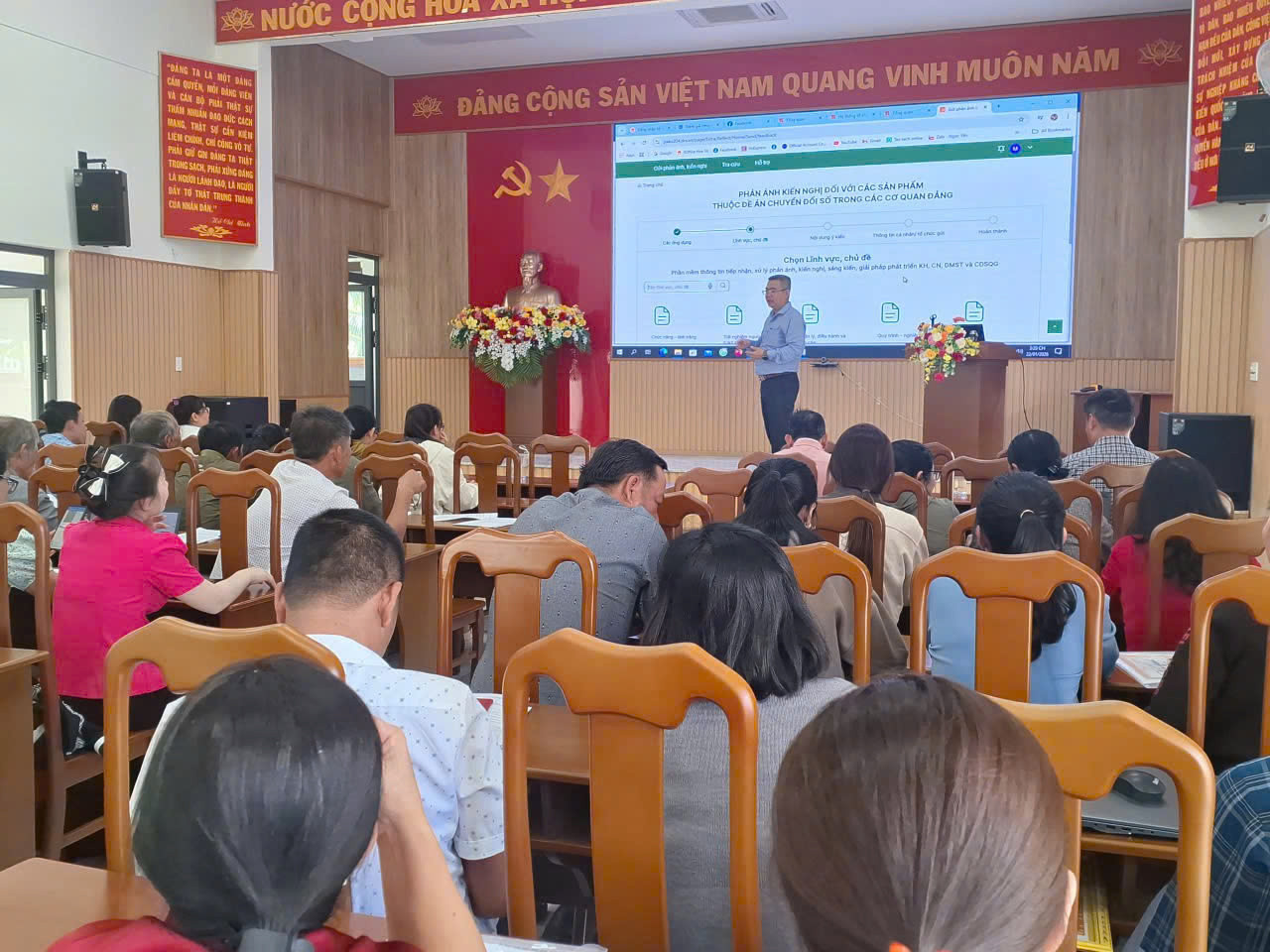 Hội nghị tập huấn sử dụng ứng dụng "Sổ tay đảng viên điện tử"