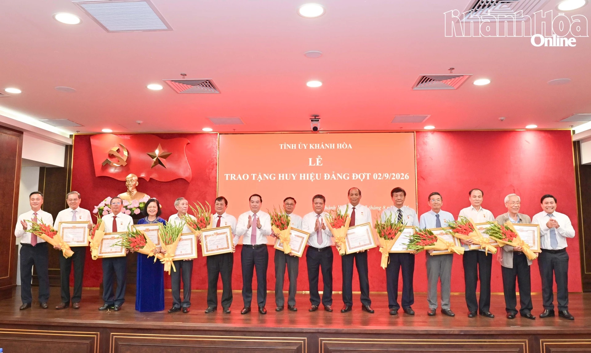 Ban Thường vụ Tỉnh ủy Khánh Hòa tổ chức lễ trao tặng Huy hiệu Đảng cho các đồng chí nguyên lãnh đạo tỉnh