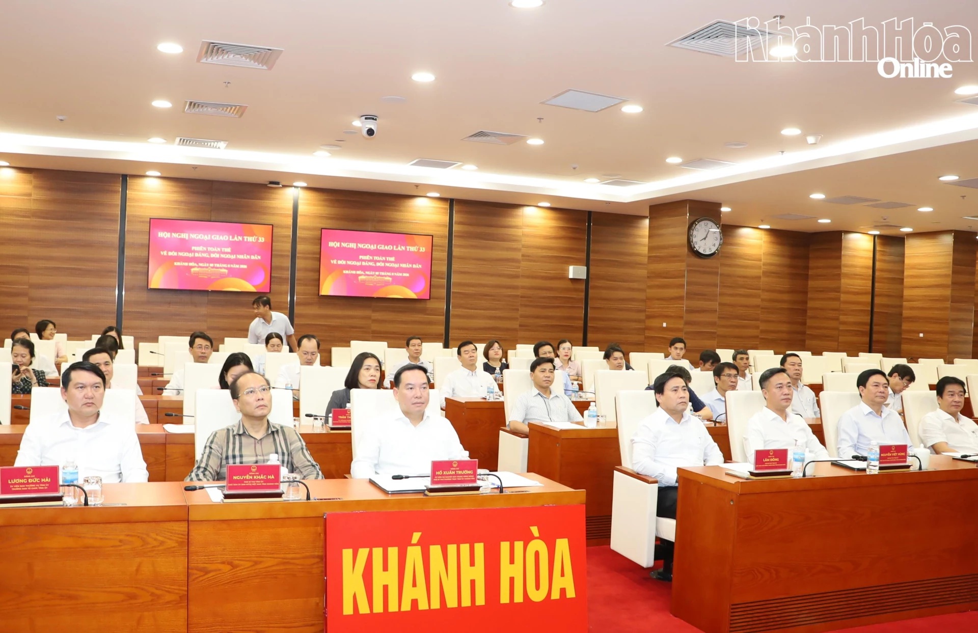Phiên họp toàn thể về đối ngoại Đảng và đối ngoại Nhân dân