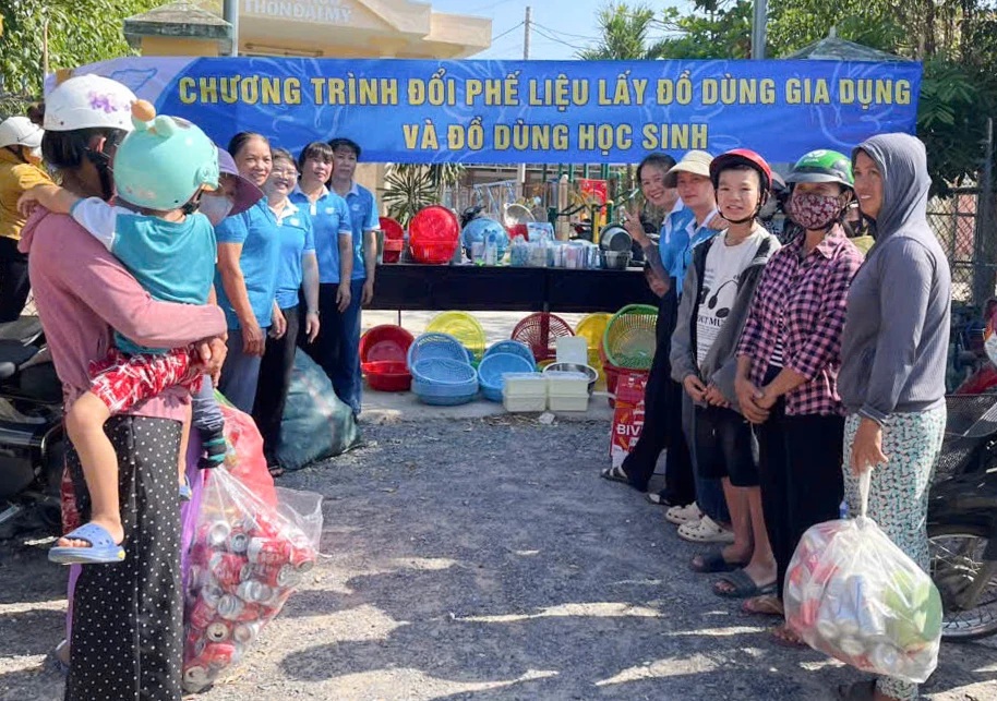 Hội Liên hiệp Phụ nữ xã Hòa Trí tổ chức chương trình đổi phế liệu lấy đồ dùng gia đình